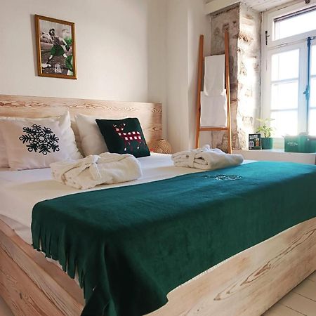 Berlin'S Guest House Urla Bagian luar foto