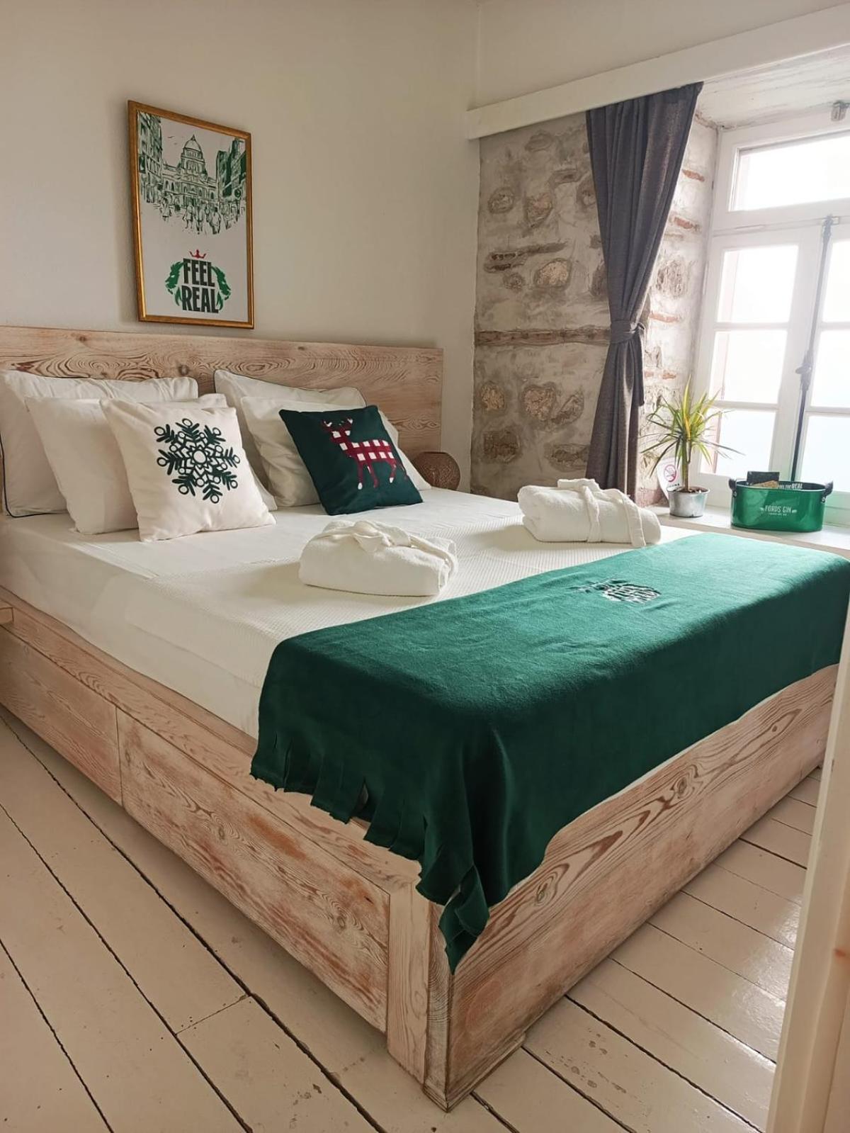 Berlin'S Guest House Urla Bagian luar foto
