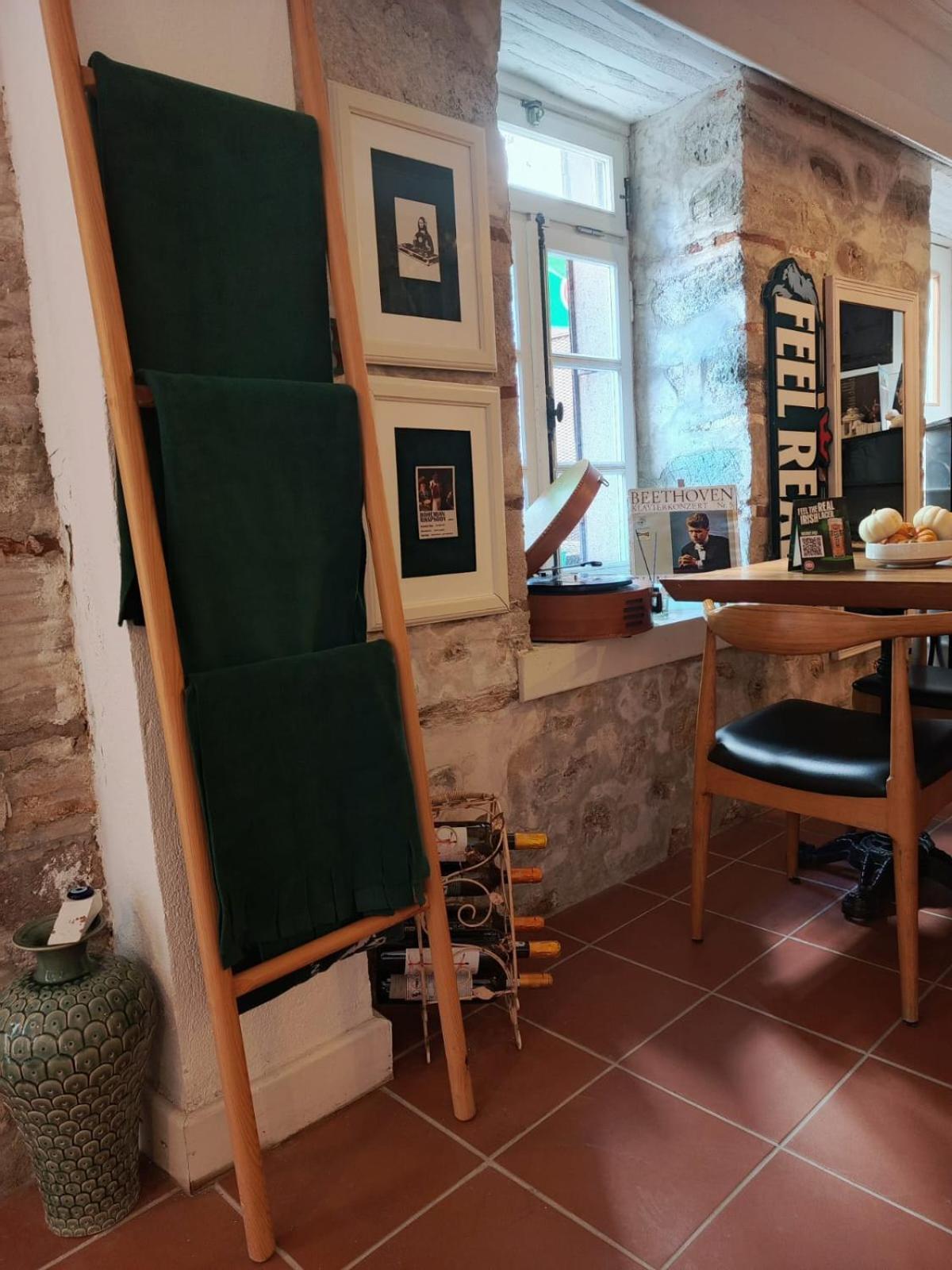 Berlin'S Guest House Urla Bagian luar foto