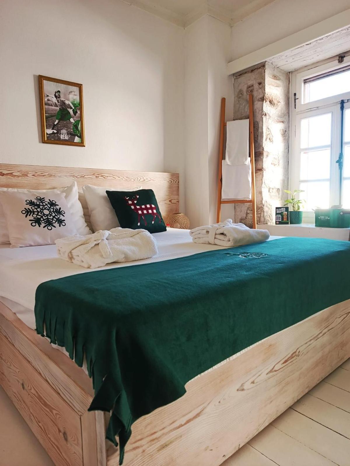 Berlin'S Guest House Urla Bagian luar foto