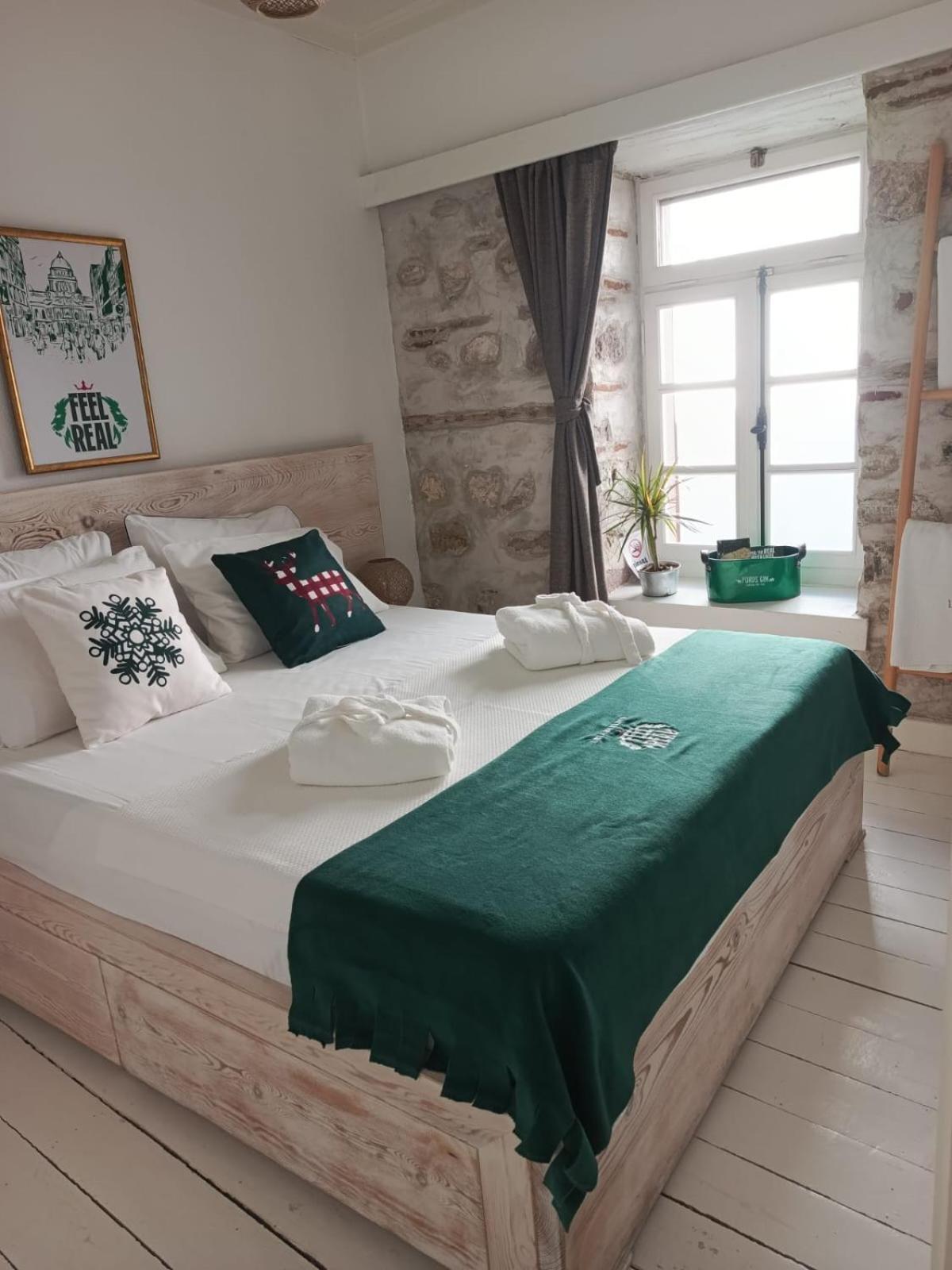 Berlin'S Guest House Urla Bagian luar foto