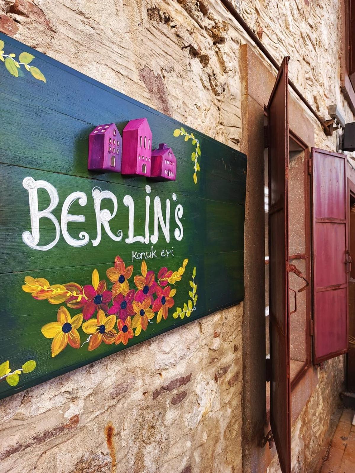 Berlin'S Guest House Urla Bagian luar foto