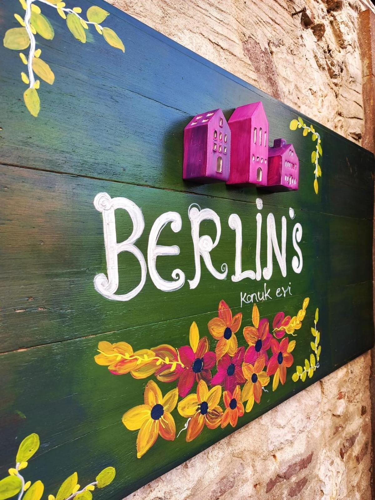 Berlin'S Guest House Urla Bagian luar foto
